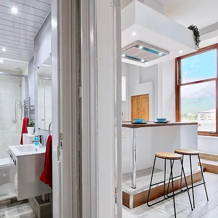 Luxurious Nr Subway Apartment