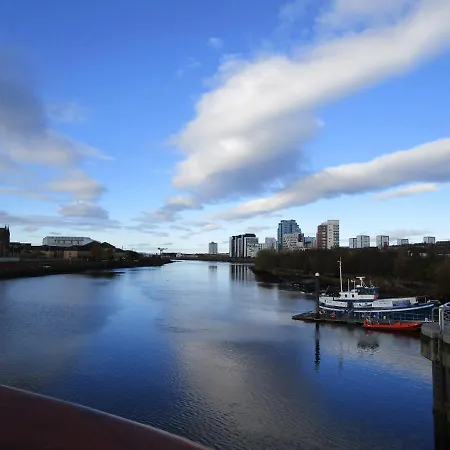 Riverview Vista - Luxury River View Apartment