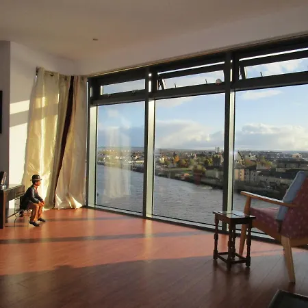 Riverview Vista - Luxury River View Apartment *