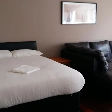 Renfrew At Centre Bed & Breakfast *