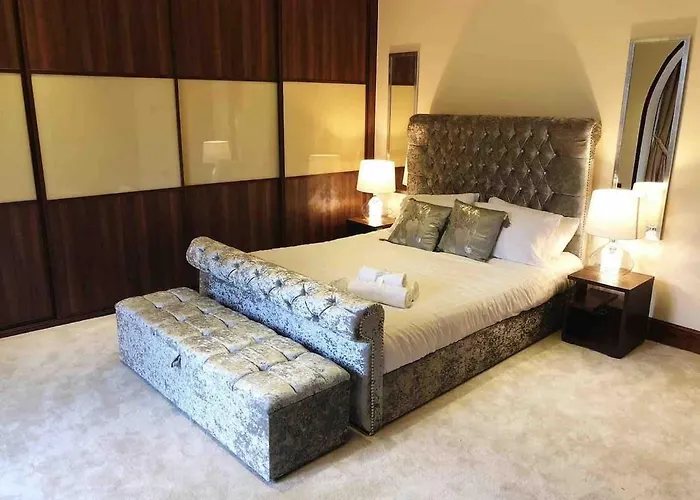 Beautiful 4-bed In Glasgow