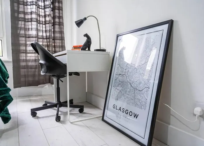 Cheerful 2 Bedroom Homely Apartment, Sleeps 4 Guest Comfy, 1x Double Bed, 2x Single Beds, Free Parking, Free Wifi, Suitable For Business, Leisure Guest, Contractors, Qe Hospital, Glasgow, Near Airport & Centre, Perfect For Common Wealth Games 20 *