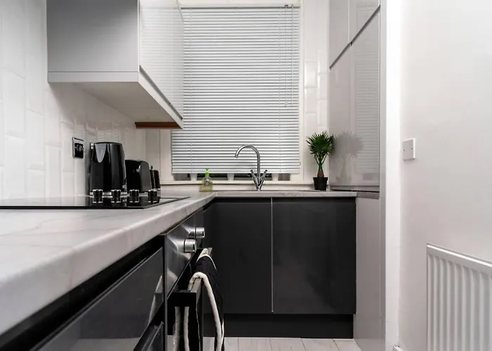 Cheerful 2 Bedroom Homely Apartment, Sleeps 4 Guest Comfy, 1x Double Bed, 2x Single Beds, Free Parking, Free Wifi, Suitable For Business, Leisure Guest, Contractors, Qe Hospital, Glasgow, Near Airport & Centre, Perfect For Common Wealth Games 20 Lejlighed *