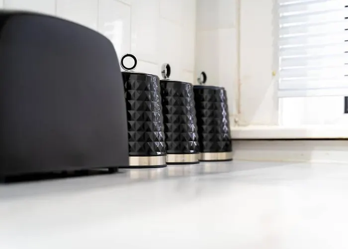 Cheerful 2 Bedroom Homely Apartment, Sleeps 4 Guest Comfy, 1x Double Bed, 2x Single Beds, Free Parking, Free Wifi, Suitable For Business, Leisure Guest, Contractors, Qe Hospital, Glasgow, Near Airport & Centre, Perfect For Common Wealth Games 20 Lejlighed Glasgow