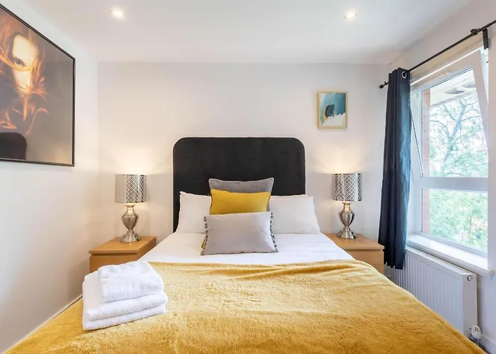 Modern 2 Bed Broompark/central Apt. With Parking Glasgow