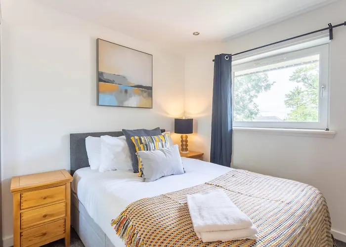 Modern 2 Bed Broompark/central Apt. With Parking