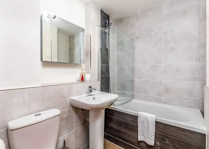 Fresh, Modern West End Beside Hydro غلاسغو