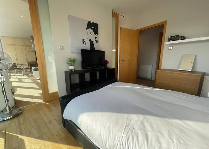 Apartment Centre 2-bed Parking Jacuzzi Bath Glasgow