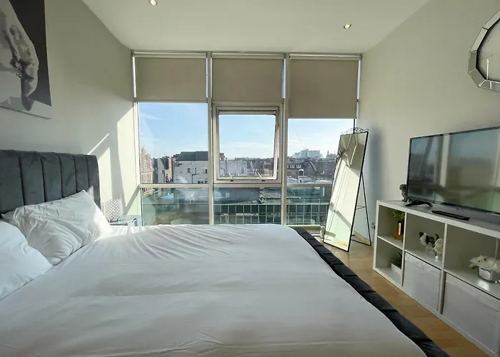 Centre 2-bed Parking Jacuzzi Bath Apartment