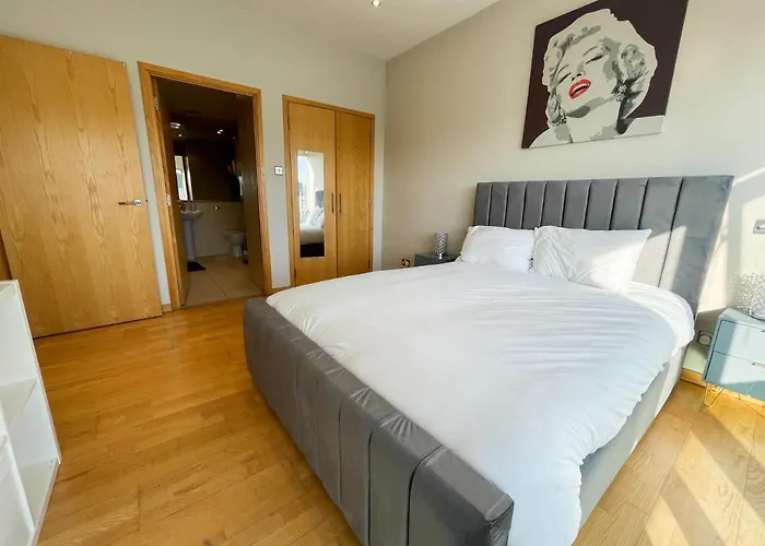 Apartment Centre 2-bed Parking Jacuzzi Bath Glasgow