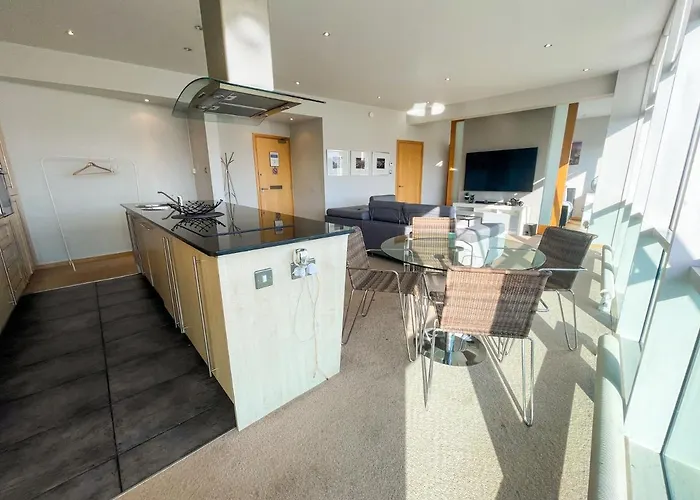 Centre 2-bed Parking Jacuzzi Bath Apartment