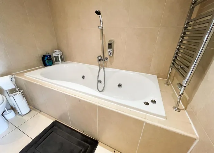 Apartment Centre 2-bed Parking Jacuzzi Bath