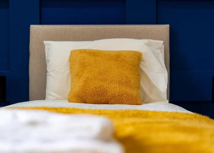 Cheerful 2 Bedroom Homely Apartment, Sleeps 4 Guest Comfy, 3x Double Bed, Parking, Free Wifi, Suitable For Business, Leisure Guest,glasgow, West End, Near Centre, Perfect For Common Wealth Games 2026 *