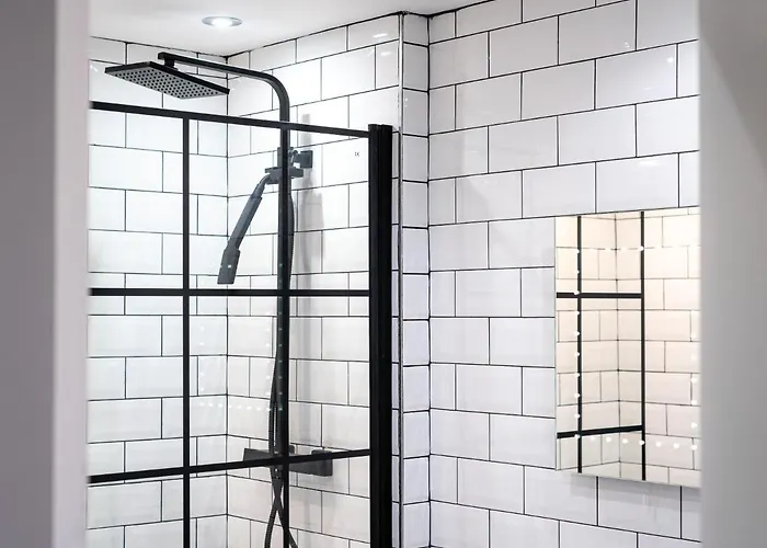 Cheerful 2 Bedroom Homely Apartment, Sleeps 4 Guest Comfy, 3x Double Bed, Parking, Free Wifi, Suitable For Business, Leisure Guest,glasgow, West End, Near Centre, Perfect For Common Wealth Games 2026 Apartamento Glasgow