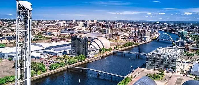 Hébergement de vacances Executive Triplex House, 3 Bedroom 3 Bathrooms 1 Living Kitchen - Huge Terrace For Master Bedroom - Private E Parking Lez Congestion Zone Free - Garden - 5 Mins Drive To Centre Station Glasgow