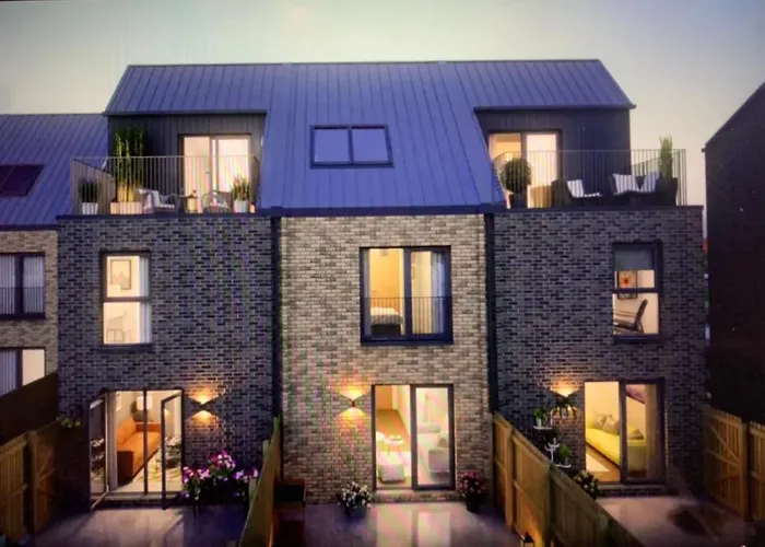 Hébergement de vacances Executive Triplex House, 3 Bedroom 3 Bathrooms 1 Living Kitchen - Huge Terrace For Master Bedroom - Private E Parking Lez Congestion Zone Free - Garden - 5 Mins Drive To Centre Station