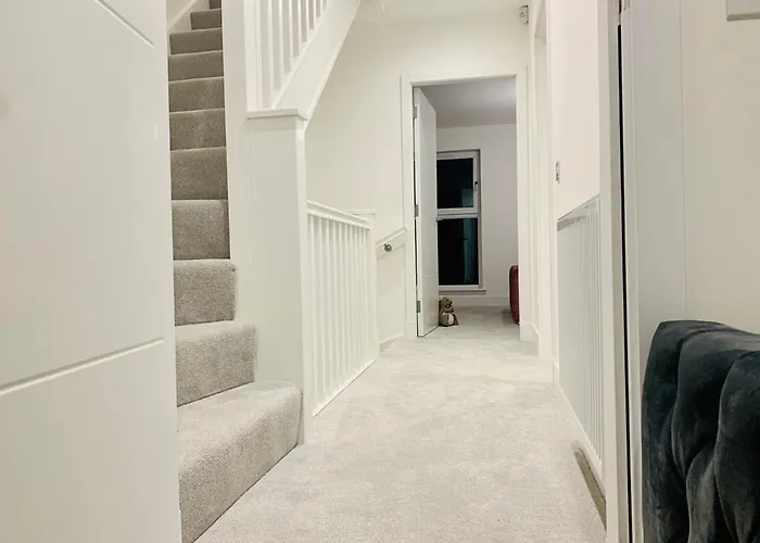 Executive Triplex House, 3 Bedroom 3 Bathrooms 1 Living Kitchen - Huge Terrace For Master Bedroom - Private E Parking Lez Congestion Zone Free - Garden - 5 Mins Drive To Centre Station Hébergement de vacances *