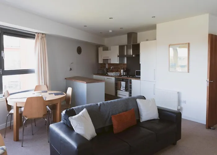 Lovely 2-bed Flat Harbour Free Parking - Pass The Keys Apartamento Glasgow