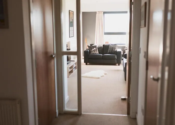 Lovely 2-bed Flat Harbour Free Parking - Pass The Keys Apartamento Glasgow