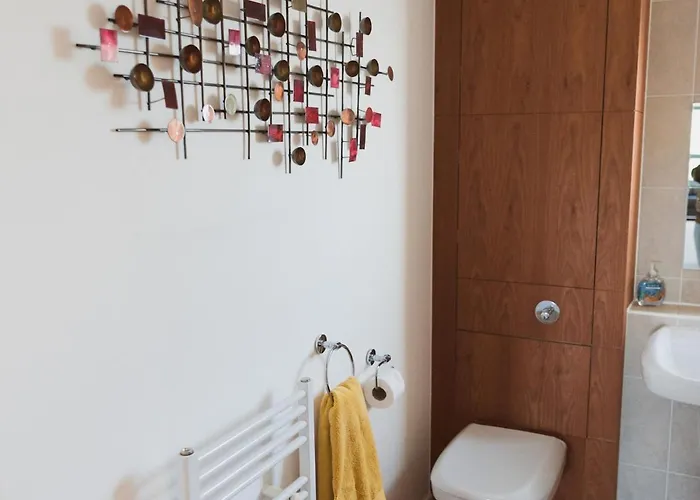 Lovely 2-bed Flat Harbour Free Parking - Pass The Keys Appartamento