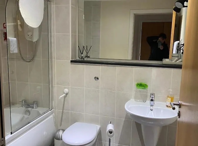 Centre 2 Bedroom Apartment, Secure Parking. 格拉斯哥