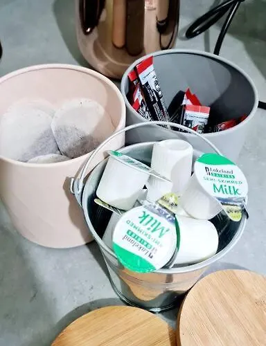 Stylish 2 Bedroom / Free Gated Parking *