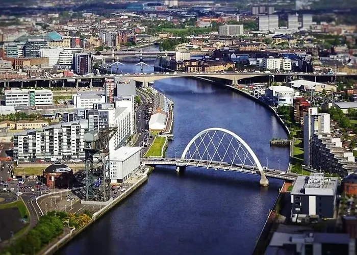 Centre G1 Penthouse With Riverviews - Duplex - 4 Bedrooms, 3 Bathrooms, Kitchen, 1 Living Room, 1 Dining Room, 2 Terraces, Parking, Floor, 2050 Sq Ft, Merchant *