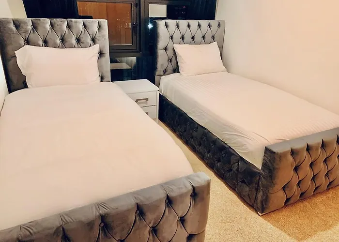 Centre G1 Penthouse With Riverviews - Duplex - 4 Bedrooms, 3 Bathrooms, Kitchen, 1 Living Room, 1 Dining Room, 2 Terraces, Parking, Floor, 2050 Sq Ft, Merchant