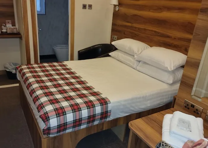 The Hampton Court 3*