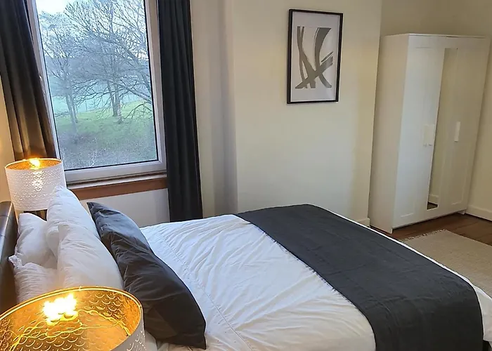 Large 3 Bed West End Free Parking & Electric Vehicle Point