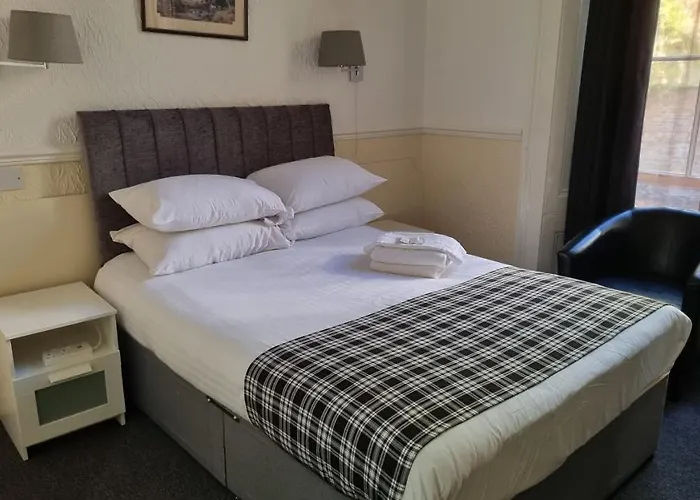 The Hampton Court 3*