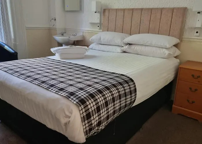 The Hampton Court 3*