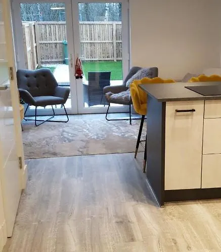 Hébergement de vacances Executive Triplex House, 3 Bedroom 3 Bathrooms 1 Living Kitchen - Huge Terrace For Master Bedroom - Private E Parking Lez Congestion Zone Free - Garden - 5 Mins Drive To Centre Station Glasgow