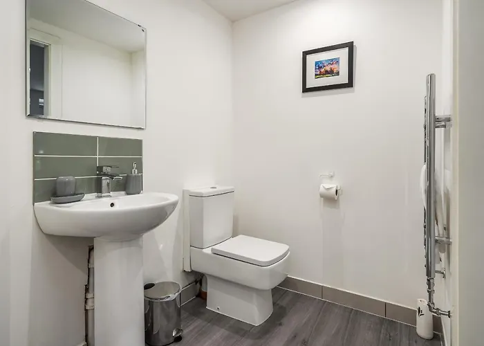 Renfrew 4-bed Flat Glasgow