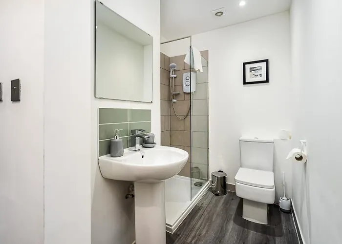 Renfrew 4-bed Flat * Glasgow