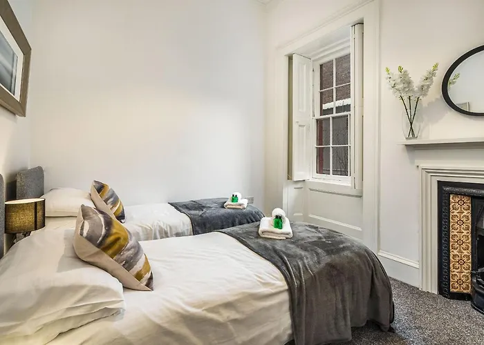 Renfrew 4-bed Flat Glasgow