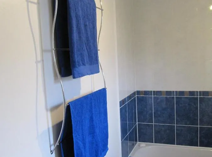 Cozy Off Road 2 Bedroom With Free Wi-fi And Private Parking *