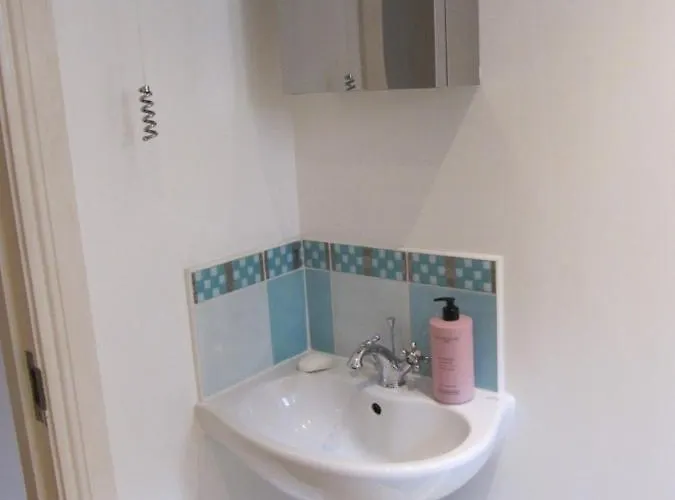 Cozy Off Road 2 Bedroom With Free Wi-fi And Private Parking * Glasgow