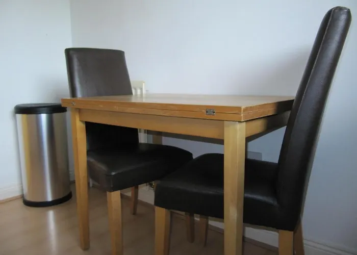 Cozy Off Road 2 Bedroom With Free Wi-fi And Private Parking Glasgow