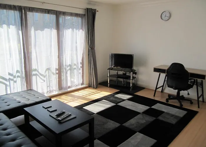 Cozy Off Road 2 Bedroom With Free Wi-fi And Private Parking * Glasgow