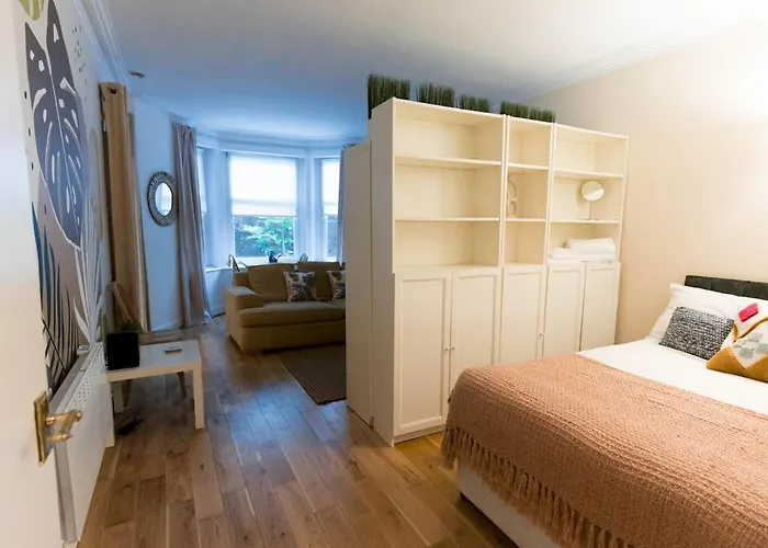 West End Kelvingrove Park Museum - Pass The Keys * Glasgow