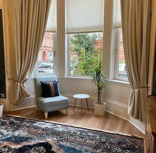 Victorian 3 Bedroom Main Door Flat, King Size Beds , Large * Glasgow