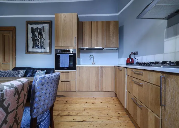 2 Bed In Great Location 15-20 Minutes Walk To Sec *