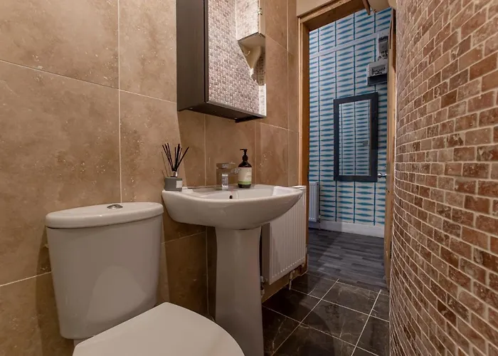 2 Bed In Great Location 15-20 Minutes Walk To Sec *