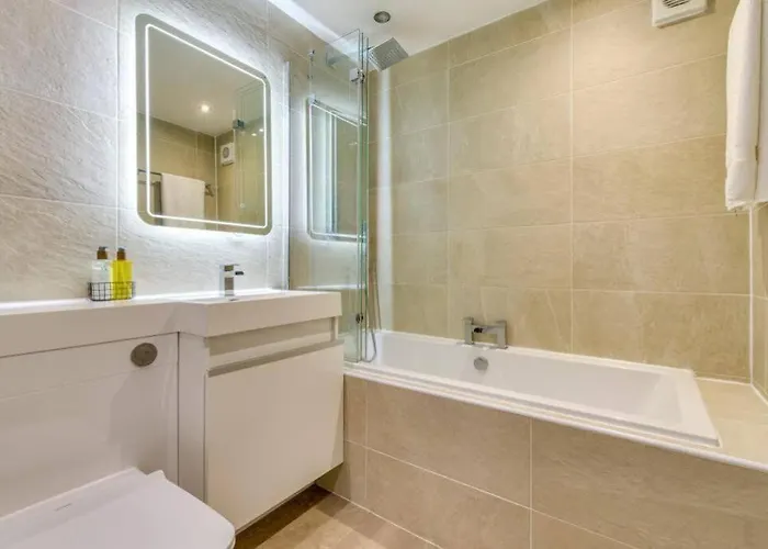 Lovely 2 Bedroom Garden Flat In Trendy West End Apartment
