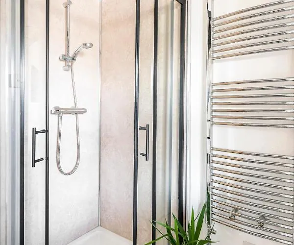 Lovely 1-bedroom With Balcony In West End Lägenhet *