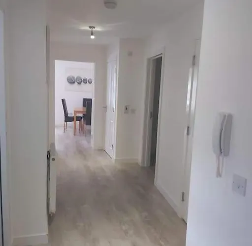 City, Celtic Park & Emirates Stadium Apartment, For Families Or Age Over 23 *