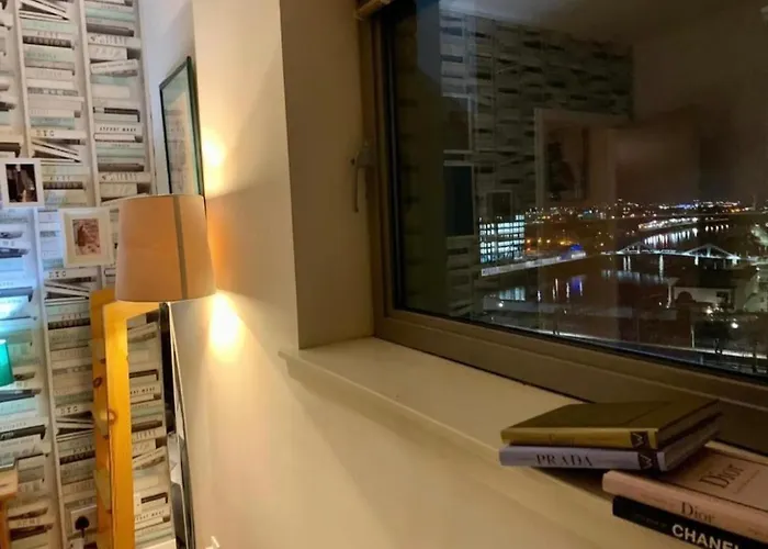 Designer Penthouse With Riverviews - G1 Centre, 3 Bedrooms, 2 Bathrooms, 1 Living / Kitchen. Full Floor, Wrap Around Terrace, Panoramic Views, Off Station / Buchanan Street アパート