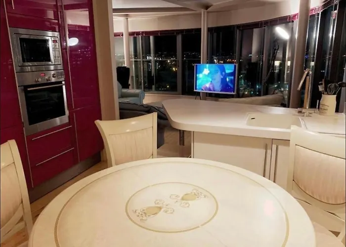 Designer Penthouse With Riverviews - G1 Centre, 3 Bedrooms, 2 Bathrooms, 1 Living / Kitchen. Full Floor, Wrap Around Terrace, Panoramic Views, Off Station / Buchanan Street グラスゴー