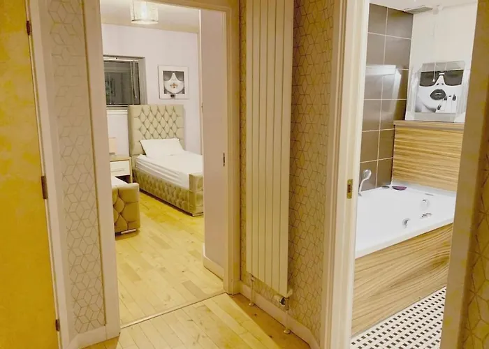 Designer Penthouse With Riverviews - G1 Centre, 3 Bedrooms, 2 Bathrooms, 1 Living / Kitchen. Full Floor, Wrap Around Terrace, Panoramic Views, Off Station / Buchanan Street * グラスゴー